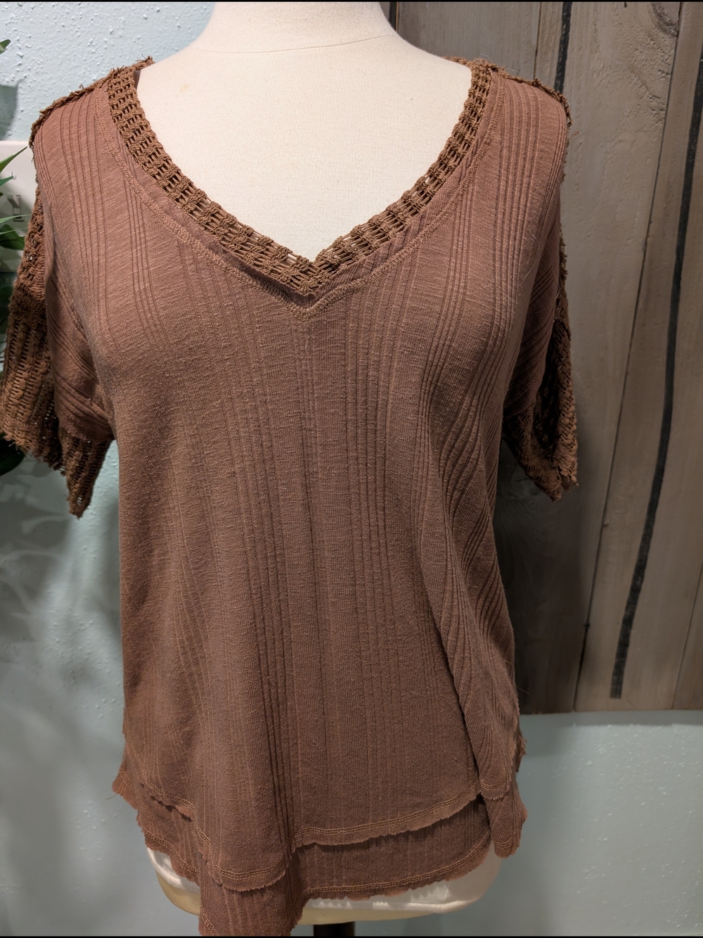BKE Buckle Relaxed V‑Neck Short Sleeve Tee in Brown